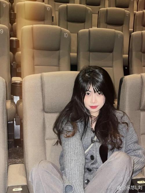 # 情侣影院亲密体验：私密空间的情感升温指南

（长尾关键词：电影院私密约会技巧、情侣影院安全互动、公共场所亲密行为边界）
