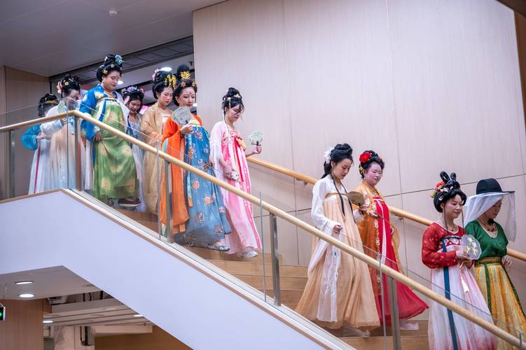 大尺度大胸美女图片的相关介绍