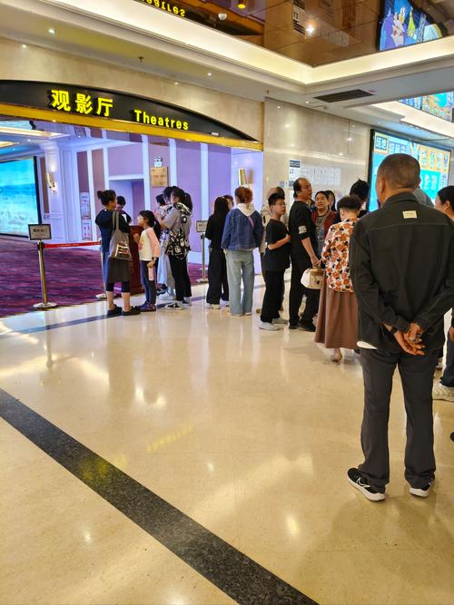 午夜影院深夜热映：最新恐怖片《怨灵缠身》高能预警，胆小慎入！